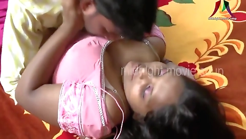 Indian brunette in amateur video show her ass and ass