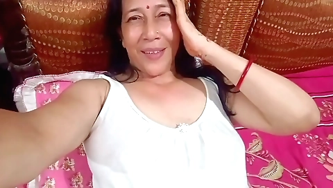 Indian woman with big boobs and ass in her room solo movie