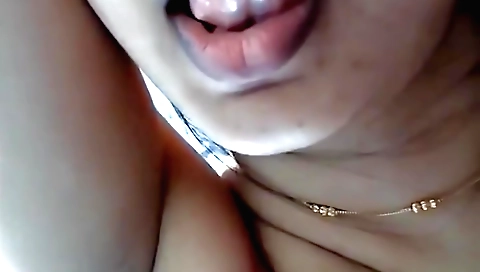 Indian girlfriend shows her sexy face and face pillow