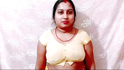 Indian brunette is making herself naked before the guy