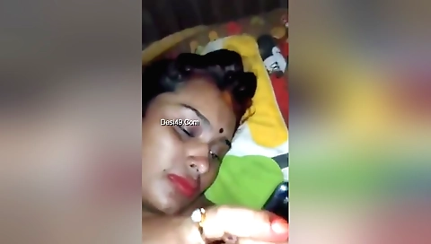 Indian girl gives a blowjob to a guy and gets fucked