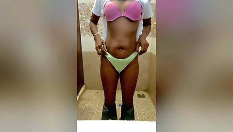 Indian beauty enjoys solo video with her sexy body