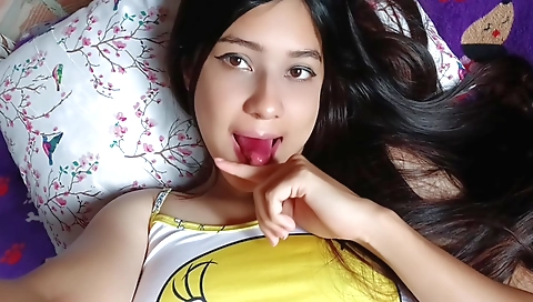 Indian brunette has a hot pussy in this amateur video