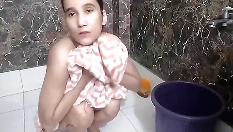 Indian amateur woman blowjob from a dude in bathroom