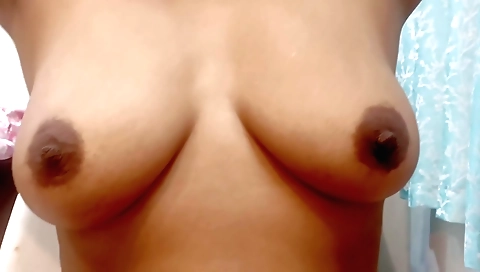 Indian slut gets her cunt fucked and gets some oil on it