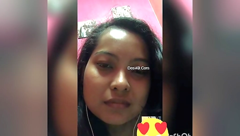 Indian brunette shows off her butt on a solo webcam