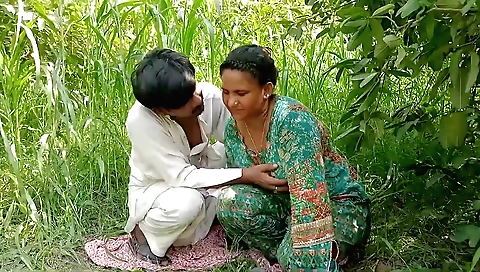 Indian woman shows her sexy boobs and big boobs in outdoor videos