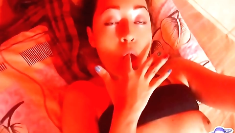 Amateur brunette uses dildo to feel good in the red room
