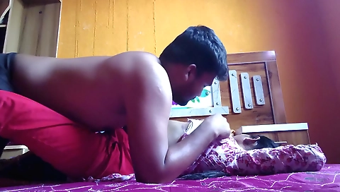 Indian milf has sex with her boyfriend in an amateur porn video