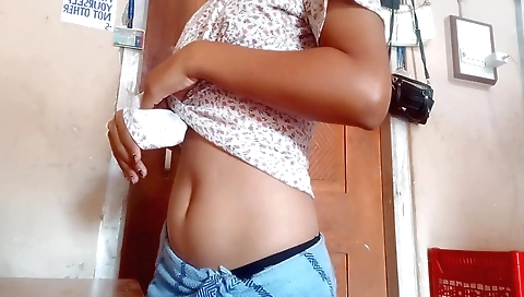 Hot amateur solo girl fucking herself and rub her cunny