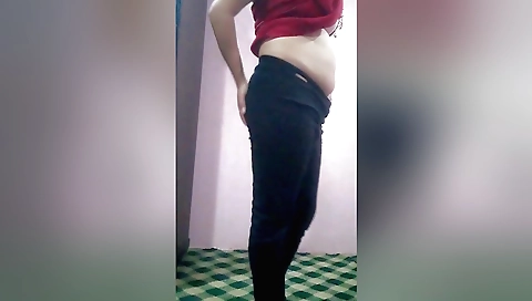 Hot solo female masturbating in bedroom in hindi porn