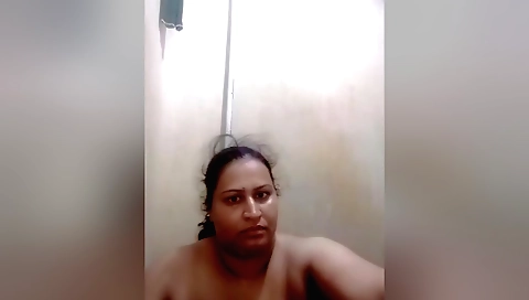 Babii bhabhi in a solo video enjoys her big boobs and her pussy