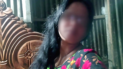 Indian girl masturbates with a finger while masturbating
