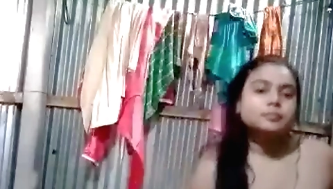 Bhabhi shows off her body and nude in a shower video