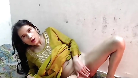 Indian woman with a beautiful ass is playing with her own sex
