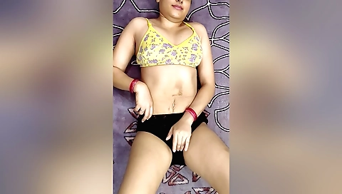 Indian brunette shows her beautiful body on a naked photo