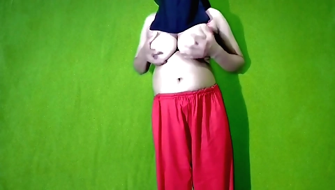 Indian chick with big booty makes a solo porn video