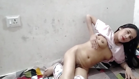 Indian babe with small tits gets naked in homemade vid