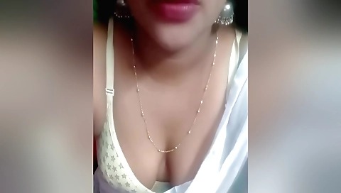 Indian chick with a hot body moans in pure erotic mood