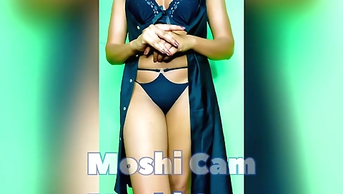 Indian model makes a moaning solo masturbation video