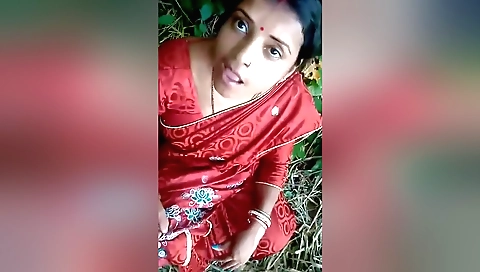 Boudi with sexy figure enjoys outdoor sex with her male friend