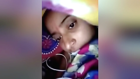 Indian chick fucks on her laptop in amateur solo vid