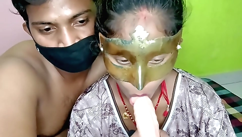 Indian woman with a beautiful body fills her pussy with a dildo