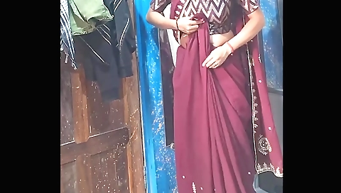 Indian girl loves to show her naked body on camera
