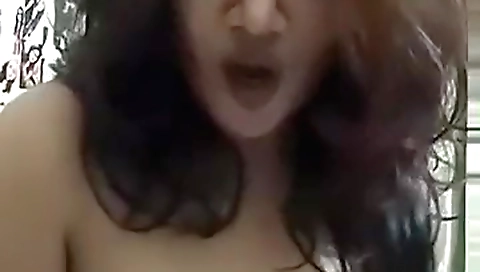 Indian hottie 18+ has big boobs in solo video clip
