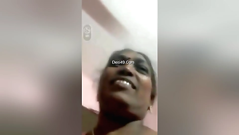 Mature slut 18+ shows off her hot pussy in amateur video