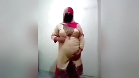 Bhabhi enjoys herself and her body in an erotic video