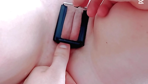 Indian amateur porn video with a pink hole inside the dildo