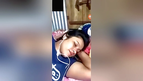 Indian teen shows her beautiful ass and boobs in solo video