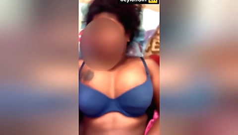 Sexy Indian brunette babe gives blowjob with lover