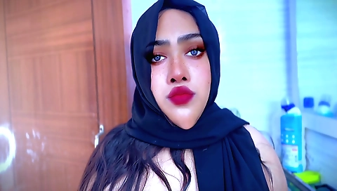 Indian hottie shows her body in a solo shower video