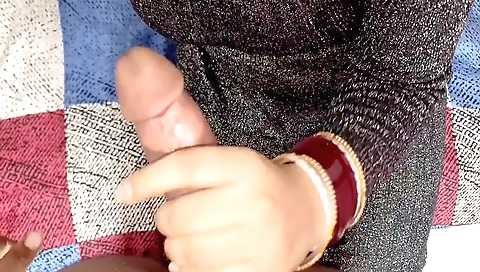 A hottie with a shaved pussy in a hot handjob clip