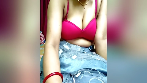 Busty indian chick in a sexy body shows off on webcam