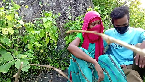 Desi girl coming forest sex in indian jungle fucking hot look