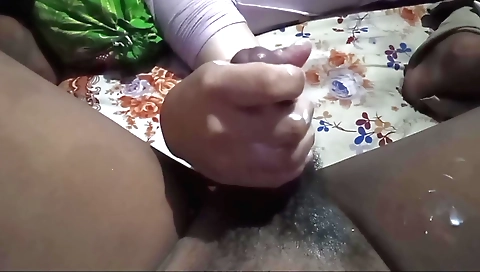 Indian lady makes a hardcore hand job with the guy