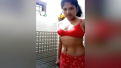 Indian chick shows off her beauty in a solo porn vid