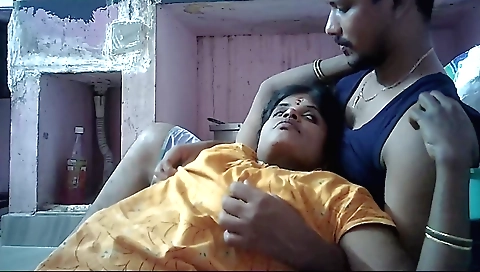 Indian woman with a nice body gives the best blowjob